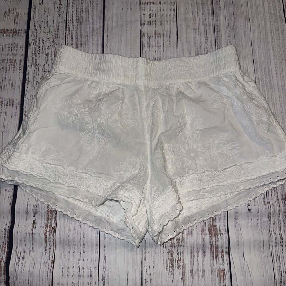 Shabby Chic Women's White Floral Embroidered Lace Trim Smocked Waist shorts-S